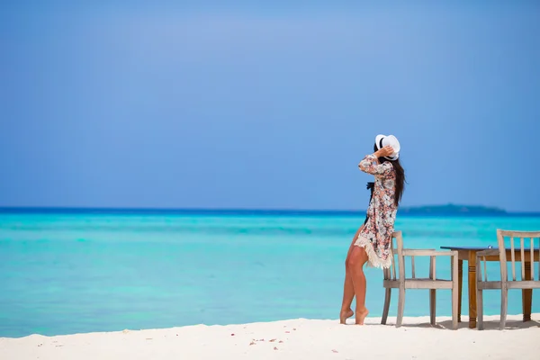 Mujer joven en la playa durante sus vacaciones de verano —  Fotos de Stock