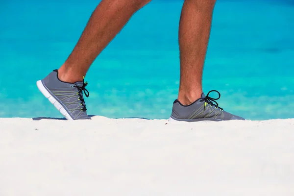 Jonge mannelijke atleet klaar om te beginnen op witte strand — Stockfoto