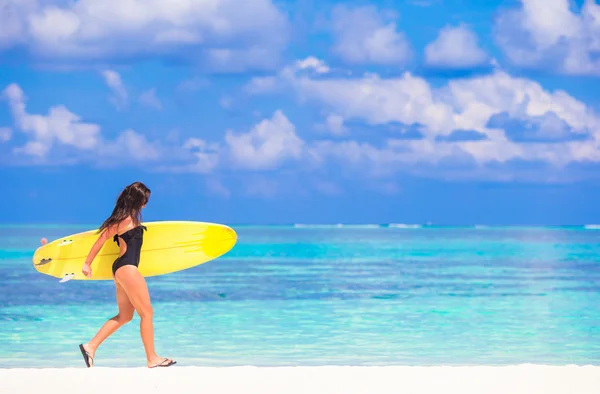 Mulher surfista bonita surfar durante as férias de verão — Fotografia de Stock