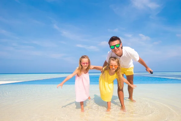 Ung familj att ha kul på stranden — Stockfoto