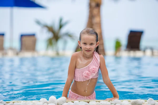 Χαμογελά ευτυχισμένος κορίτσι διασκεδάζοντας στην εξωτερική πισίνα — Φωτογραφία Αρχείου
