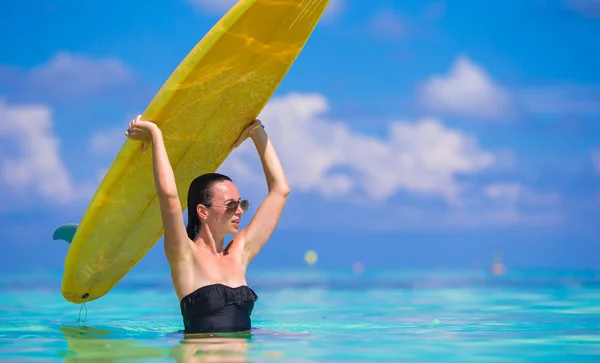 Happy shapely surf woman at white beach with yellow surfboard — Stock Photo, Image