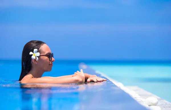 Joven hermosa mujer disfrutando de vacaciones de verano en la piscina de lujo —  Fotos de Stock