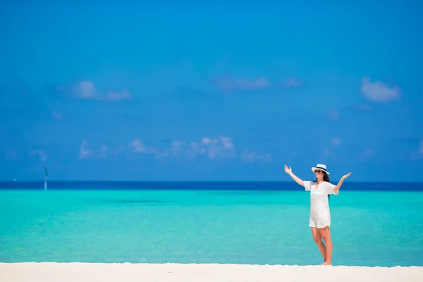 Молодая женщина наслаждается тропический отдых на пляже — стоковое фото