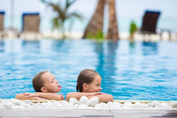 Adorables niñas jugando en la piscina al aire libre —  Fotos de Stock