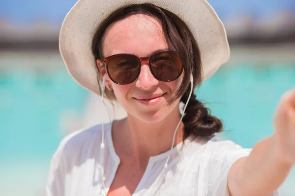 Mulher bonita tomando selfie fundo do mar — Fotografia de Stock