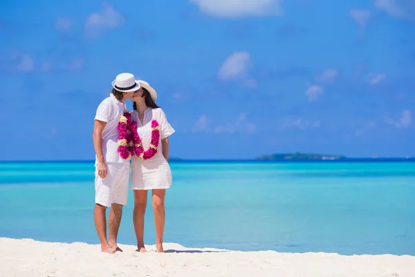 Joven pareja feliz durante las vacaciones tropicales de playa —  Fotos de Stock