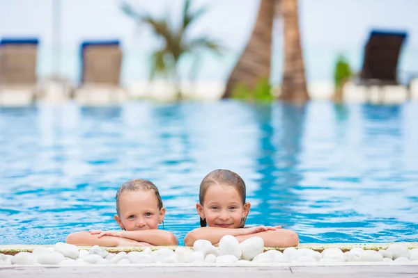 Adorables niñas jugando en la piscina al aire libre —  Fotos de Stock