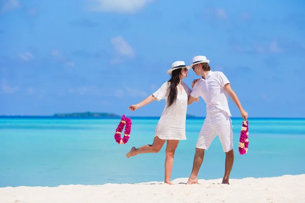 Mladý šťastný pár během tropickou dovolenou na pláži — Stock fotografie