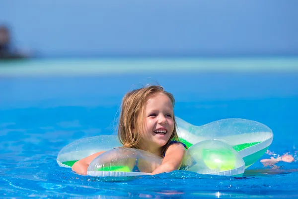 Little happy adorable girl in outdoor swimming pool — Stock Photo, Image