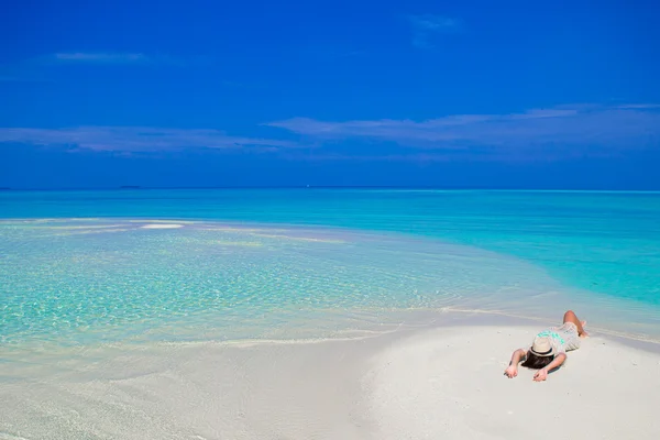 Genç kadın zevk tropikal beach tatil — Stok fotoğraf