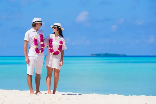 Unga lyckliga paret på vita stranden på sommarlovet — Stockfoto