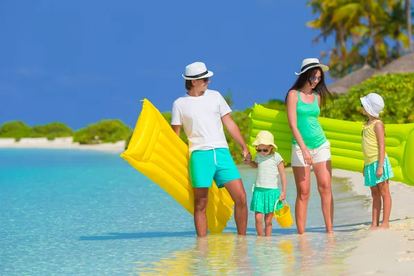Feliz bela família em umas férias de praia tropicais — Fotografia de Stock