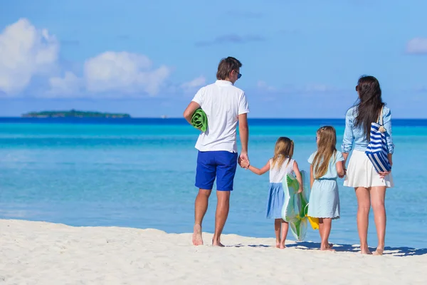 Mladá rodina na bílé pláži během letních prázdnin — Stock fotografie