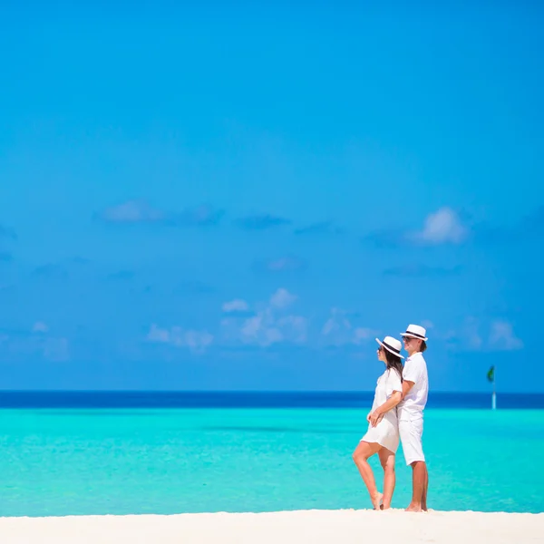 Joven pareja feliz durante las vacaciones tropicales de playa —  Fotos de Stock