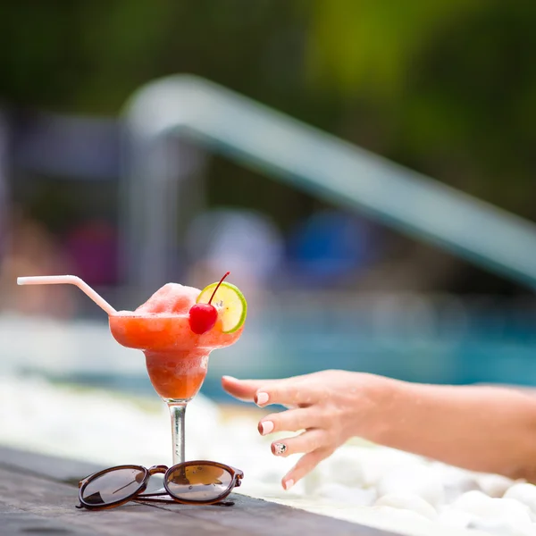 Tasty cocktail background swimming pool — Stock Photo, Image