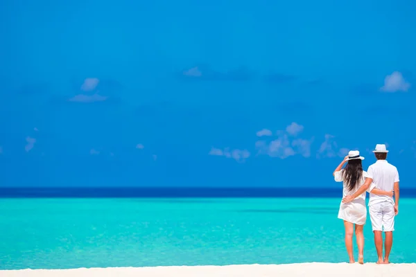 Jonge gelukkige paar tijdens strand tropische vakantie — Stockfoto