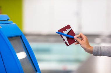 Terminal için otomatik-check-in için uçuş ya da Havaalanı'nda uçak bileti 