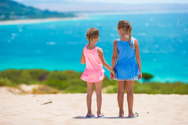 Adorables petites filles s'amuser pendant les vacances à la plage — Photo