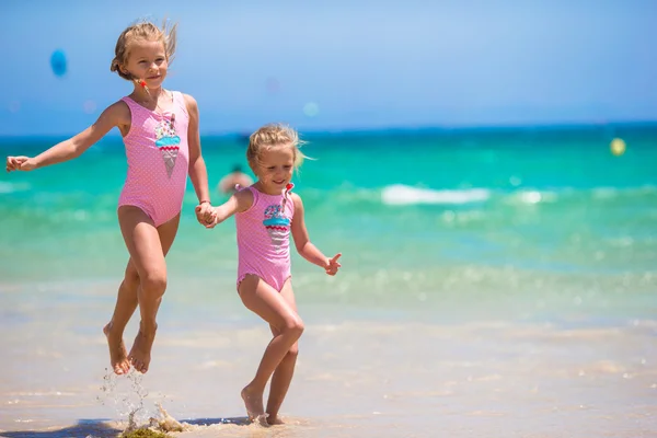 可爱的小女孩在海滩度假期间玩得很开心 — 图库照片