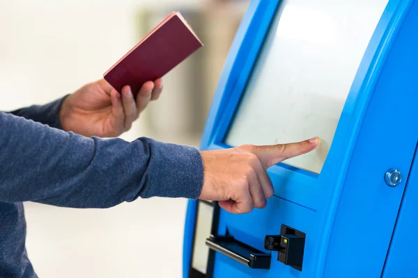 Automat para impressão de bilhetes de embarque no aeroporto — Fotografia de Stock