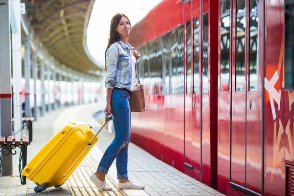 Junges Mädchen mit Gepäck wartet am Bahnsteig auf Aeroexpress — Stockfoto