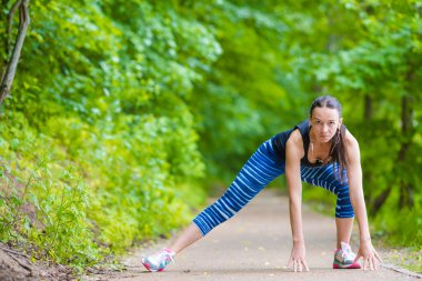 açık havada spor yaparken genç gülümseyen kadın çalışmaları