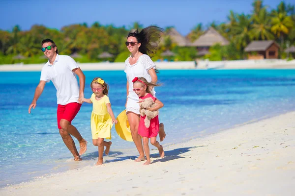 Young happy family with two kids on summer vacation — Stock Photo, Image