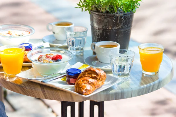 Fresh and delisious breakfast in outdoor cafe at european city — Stock Photo, Image