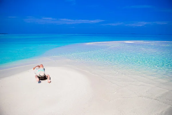 Plajda genç ve güzel bir kadın. — Stok fotoğraf