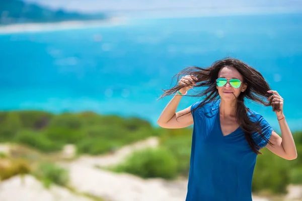 Portret szczęśliwy dziewczyna na białej, piaszczystej plaży — Zdjęcie stockowe