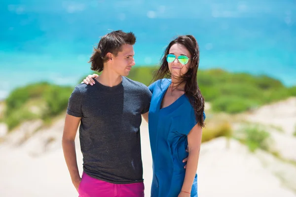 Jonge mooie gezin tijdens strand tropische vakantie — Stockfoto