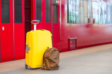 Pasaportlar ve tren istasyonunda kahverengi sırt çantası ile sarı Bagaj