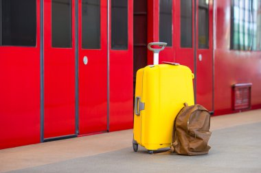 Pasaportlar ve tren istasyonunda kahverengi sırt çantası ile sarı Bagaj