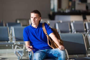 Holding pasaport ve biniş kartı Havaalanı'nda genç adam
