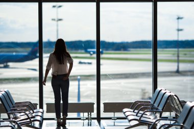 Havayolu Yolcu uçuş uçak için bekleyen bir Havaalanı Lounge silüeti