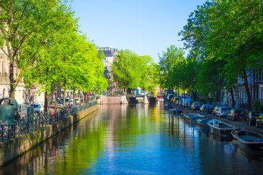 Hollanda 'nın kuzeyindeki Amsterdam şehrinde güzel bir kanal var..