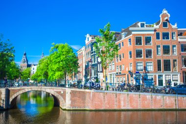 Hollanda 'nın kuzeyindeki Amsterdam şehrinde güzel bir kanal var..