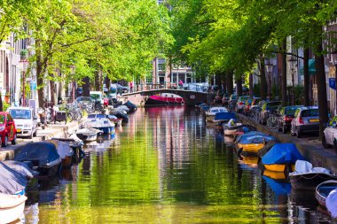 Hollanda 'nın kuzeyindeki Amsterdam şehrinde güzel bir kanal var..