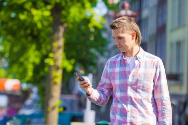 Cep telefonu Avrupa City ile beyaz delikanlı