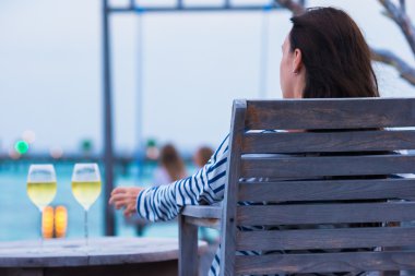 Genç mutlu kadın rahatlatıcı akşam yaz tatil