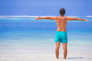 genç adam tropik sahilde tatil yaz keyfi