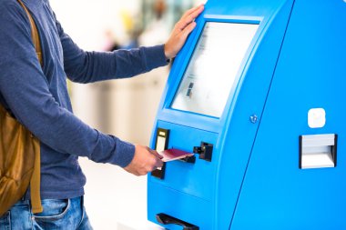 Self-Servis transfer makinesi, otomatik-check-uçuş için ne arıyor ya da Havaalanı'nda uçak biletleri satın yakın çekim ekrana 