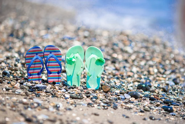 Gyerekek flip flop papucs-tengerparton, a tengerparton — Stock Fotó