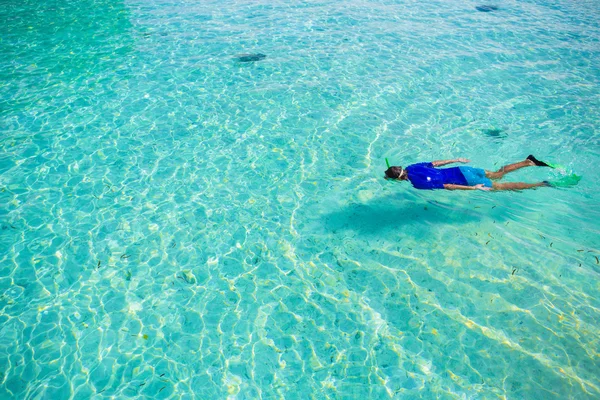 Young man snorkeling in clear tropical turquoise waters — Stock Photo, Image