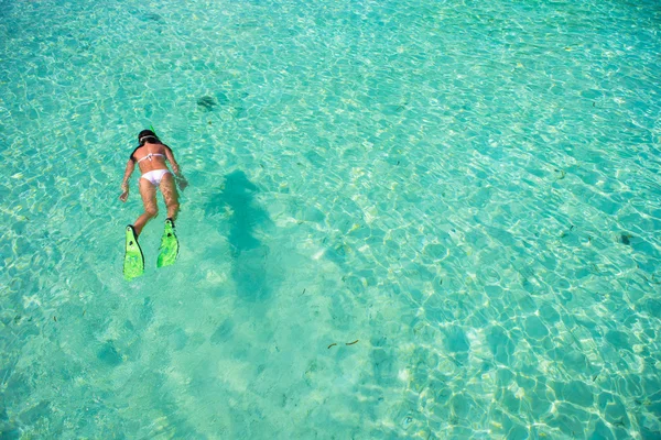 Junges Mädchen schnorchelt im Urlaub im tropischen Wasser — Stockfoto