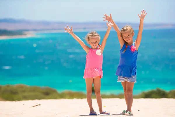 Underbara små flickor som har roligt under strandsemestern — Stockfoto