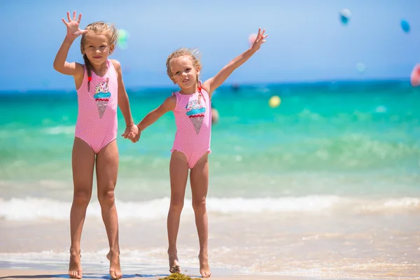 Sevimli küçük kızlar plaj tatili boyunca eğleniyorlar. — Stok fotoğraf