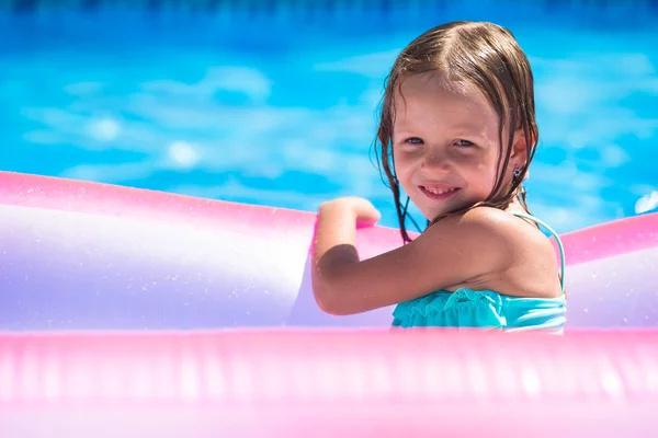 Felice ragazza adorabile divertirsi in piscina all'aperto — Foto Stock