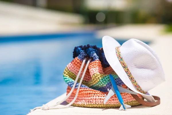 Kleurrijke strand tas, stro hoed en vliegtuig model op zomer — Stockfoto